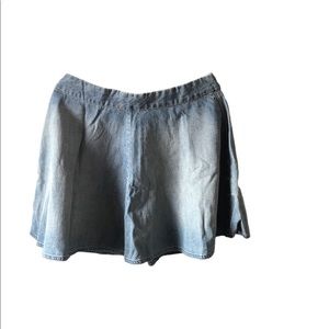 Super Cute and Flattering! Levi’s Denim Mini Skirt